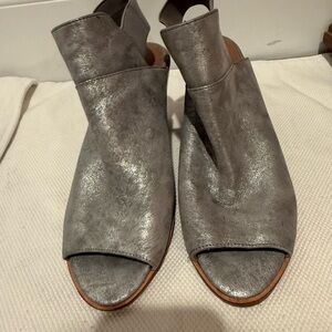 Donald J. Pliner Metallic Silver Gray Open-Toe Sandals with Chunky Heel